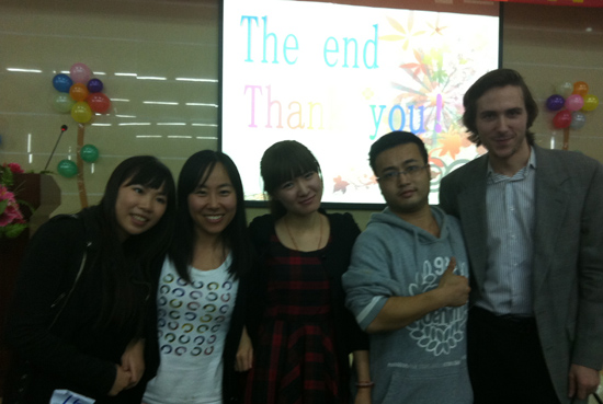 黄靖(右二)参加语音语调大赛