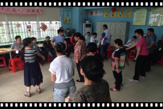 教学员跳舞